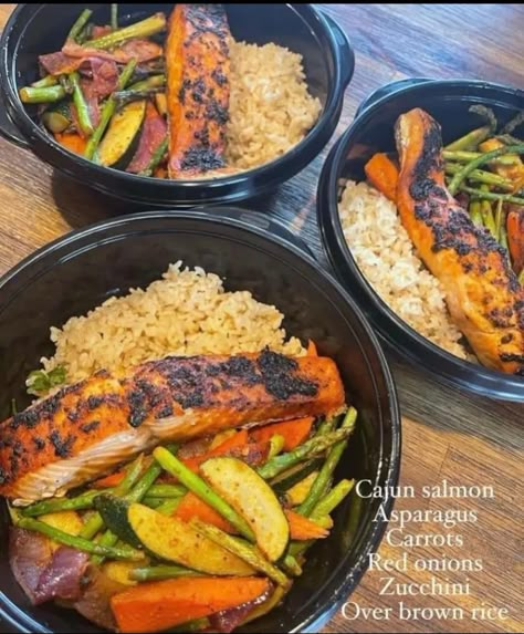 Fish Prep Meals, Simple Pescatarian Meal Prep, Clean Eating Food Prep, Healthy Eating Pescatarian, Yummy Food For Dinner Healthy, Pescatarian Meal Prep Ideas, Fruit And Veggie Meal Prep, Healthy Pescatarian Dinner Recipes, Asparagus And Carrots Recipes