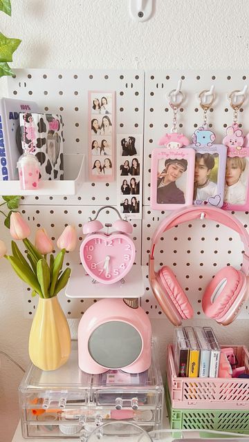 Cute Peg Board Ideas, Peg Bored Ideas, Desk Board Ideas, Cute Pegboard Ideas, K Pop Desk Ideas, Dollar Tree Pegboard Ideas, Peg Board Desk, Pegboard Ideas Aesthetic, Dollar Tree Pegboard