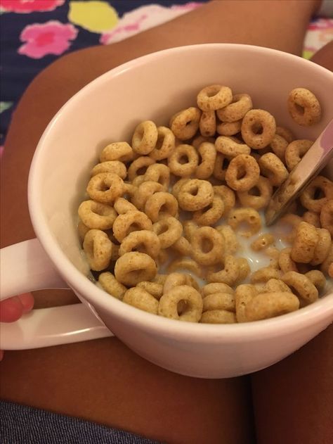 Cereal Aesthetic, Cheerios Cereal, Road Trip Food, Homemade Snacks, Snap Food, Fake Food, Food Videos Desserts, Breakfast Time, Winter Food