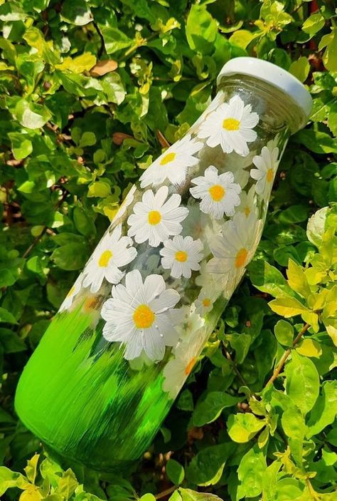 Acrylic Paint On Glass Bottles, Acrylic Painting On Bottles, Aesthetic Bottle Painting Easy, Glass Bottle Acrylic Painting, Water Bottle Decorating Ideas, Painting Ideas On Glass Bottles, Glass Bottle Painting Aesthetic, Painting Glass Bottles Acrylic, Bottle Drawing Ideas