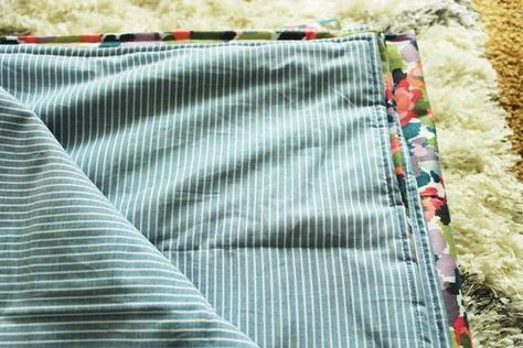 Old Bed Sheets, Old Sheets, Light Quilt, Country Quilts, Summer Blanket, Blanket Diy, Summer Quilts, Quilt Batting, Lightweight Blanket