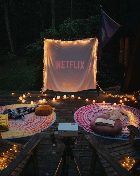 20+ Cool backyard movie theaters for outdoor entertaining Fun Garden Projects, Backyard Movie Theaters, Pyjamas Party, Backyard Movie Nights, Backyard Movie, Cute Date Ideas, Backyard Camping, Fun Sleepover Ideas, 13th Birthday Parties