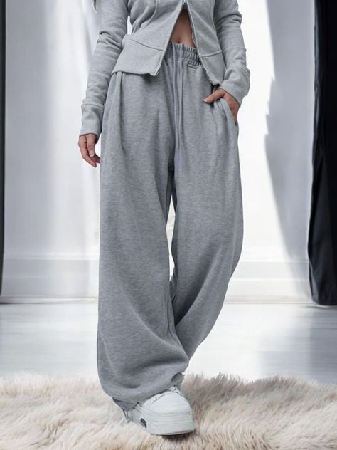 Pantalon Baggy, Sweatpants For Women, Urban Apparel, Trendy Jackets, Wide Leg Sweatpants, Fitted Joggers, Urban Outfits, Sporty Look, Casual Streetwear