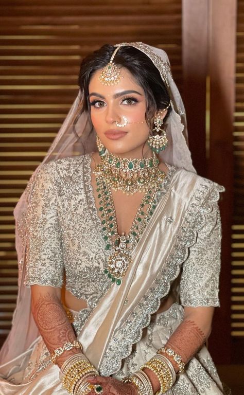 Indian Bridal Makeup Wedding, Kumauni Bride, Reception Makeup Indian Bride, Desi Bridal Hair, Indian Bridal Makeup Natural, Indian Wedding Hair, Indian Wedding Reception Outfits, Cultural Heritage Of India, Latest Bridal Makeup