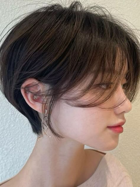 Long Layered Pixie With Side Bangs (Leaf Cut) Korean Hairstyles, Longer Pixie Haircut, Korean Short Hair, Pixie Cut With Bangs, Long Pixie Cuts, Short Hair Pixie Cuts, Hair Inspiration Short, Trendy Hairstyle, Shot Hair Styles