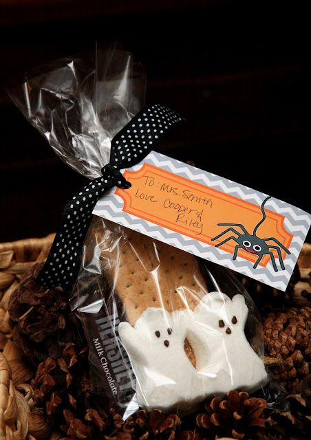 Halloween Smores, Yellow Bliss Road, Teacher Gift Printables, Hallowen Ideas, Kid Friendly Halloween, Halloween Appetizers, Dessert Party, Adornos Halloween, Halloween Goodies