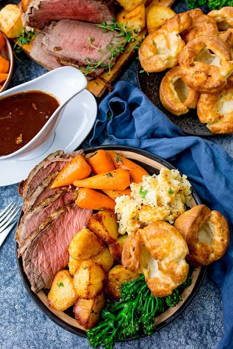 Step-by-step guide with FREE time plan for making a delicious roast beef dinner with Yorkshire pudding, roast potatoes, gravy, carrots, broccoli and cauliflower cheese. #roastdinner #sundaydinner #roastbeef #yorkshirepudding #roastpotatoes #cauliflowercheese #beefgravy #familydinner #comfortfood British Roast Dinner, English Roast, Roast Dinner Recipes, Sunday Roast Dinner, Best Roast Beef, Roast Beef Dinner, Cooking Roast Beef, Bangers And Mash, Good Roasts