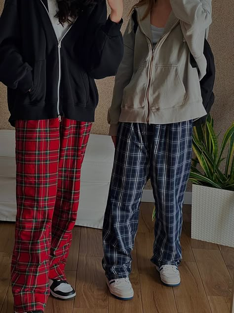 Pijama Pants Aesthetic, Pjs Pants Aesthetic, Red Pajama Pants Outfit Aesthetic, Aesthetic Pajama Outfit Comfy, Flannel Pants Pajamas, Cute Plaid Pants Outfits, Flannel Pyjama Bottoms, Plaid Pyjama Bottoms Outfit, Pajamas Outfit Street