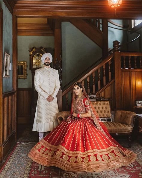 Wedding Photography Ideas Poses, Indian Bridal Wear Red, Couple Poses Ideas, Sabyasachi Lehengas, Sabyasachi Lehenga Bridal, Sabyasachi Bridal, Sikh Bride, Sabyasachi Bride, Bride Photos Poses