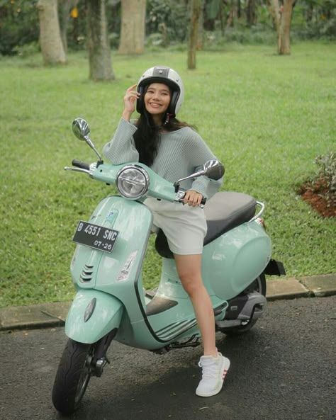 Scooter Helmet, Vespa Girl, Moped Scooter, Moto Scooter, Motos Honda, Pretty Bike, Vespa Vintage, Scooter Girl, Selfie Poses Instagram