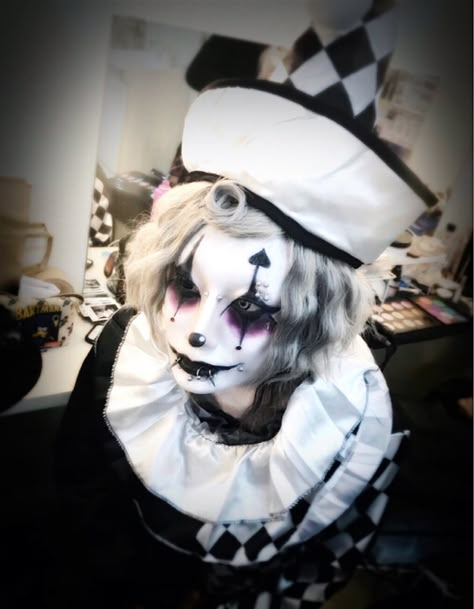 Vkei Make Up, Dark Clown Makeup, Gothic Clown Makeup, Dark Clowncore, Visual Kei Hair, Emo Clown, Pierrot Clown, Circus Aesthetic, Dark Circus