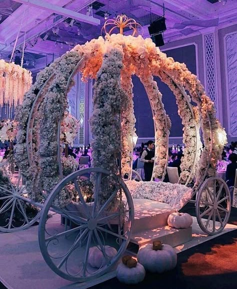 15 Party Ideas Quinceanera, Sweet 16 Cinderella Theme, Cinderella Decorations, Wedding Dress Cinderella, Cinderella Quinceanera Themes, Cinderella Wedding Theme, Cinderella Sweet 16, Cinderella Quinceanera, Sweet 15 Party Ideas Quinceanera