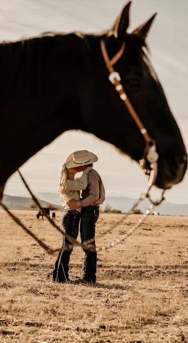 Farm Wedding Photoshoot, Western Photo Shoots With Horses, Photoshoot With Horse Ideas, Couple Horse Photography, Horse Engagement Photos, Horse Wedding Photos, Country Couple Photoshoot, Cowgirl Room Decor, Best Photo Ideas