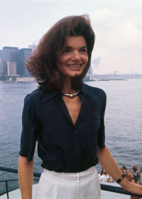 Jackie Kennedy's Most Iconic Summer Outfits Lee Bouvier, Jackie O Style, Lee Radziwill, Jackie Onassis, New York City Photos, First Ladies, Dramatic Classic, Norma Jeane, Jackie O