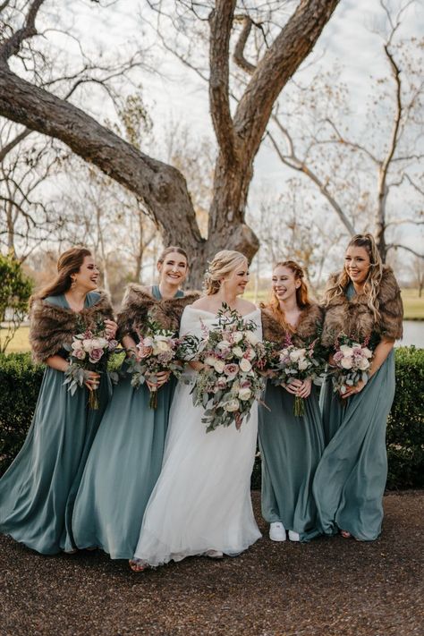 Winter brides and grooms: still trying to figure out the color palette? Get 5 important tips that will help you select your wedding colors! Engagement Tips, Winter Bride, Video Tips, Real Couples, Brides And Grooms, Planning A Wedding, Winter 2022, Winter Wedding, Wedding Colors