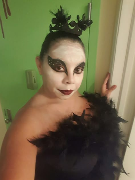 Black Swan Hairstyle, Black Swan Costume Makeup, Black Swan Eye Makeup, Black Swan Outfits Inspired, Black Swan Make Up, Black Swan Cosplay, Black Swan Makeup Halloween, Swan Lake Makeup, Black Swan Hair