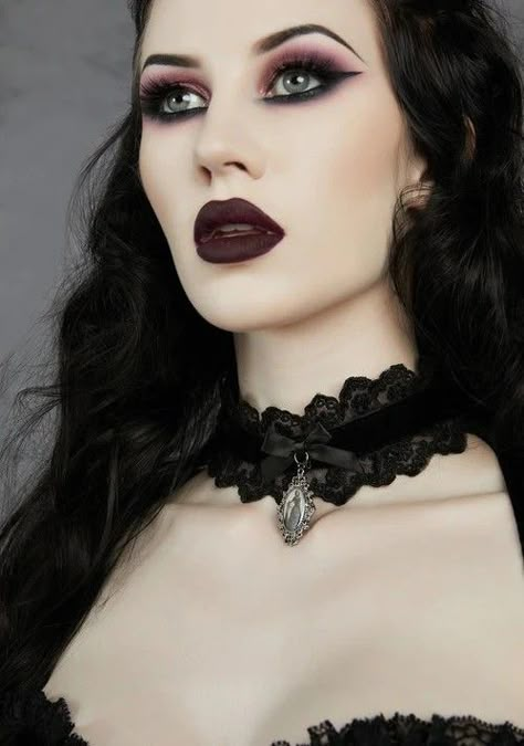 Gothic Eyeshadow Looks, Goth Bride Makeup, Gothic Bridal Makeup, Gothic Bride Makeup, Goth Bridal Makeup, Victorian Gothic Makeup, Goth Witch Makeup, Gothic Wedding Makeup, Dark Romantic Makeup