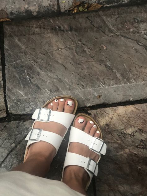 White Arizona Woman birkenstocks pedicure nails White Birkenstock Outfit, Arizona Birkenstock Outfit, Birkenstock Aesthetic, Birkenstock Arizona Outfit, White Birkenstock, Arizona Birkenstock, White Birkenstocks, Birkenstock White, Birkenstock Outfit