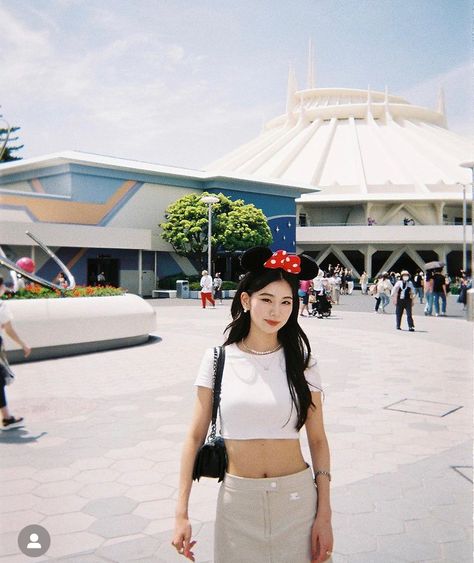 Hongkong Disneyland Outfit, Disneyland Outfits Winter, Disneyland Outfit Winter, Hongkong Outfit, Hongkong Disneyland, Tokyo Outfits, Amusement Park Outfit, Disney Poses, Disney Outfits Women