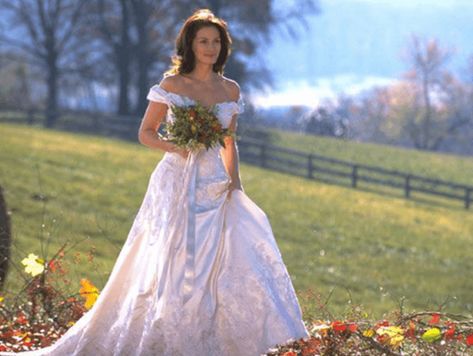 Runaway Bride (1999) - Runaway Bride Wedding Dress and Other Classical Movie Wedding Dresses - EverAfterGuide Movie Wedding Dresses, Bride Wars, Wedding Dress Costume, Tv Weddings, Mrs Always Right, Runaway Bride, Wedding Dress Gallery, Iconic Weddings, Wedding Movies