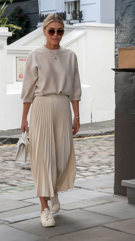 Current Street Style, Graceful Outfits Women, Dressing At 40 For Women, Casual Chic Outfit Spring 2025, 2025 Outfits Spring, London Street Style Spring 2025, Classic Clean Outfits, 2025 Trending Outfits, 2025 Summer Trends Outfits