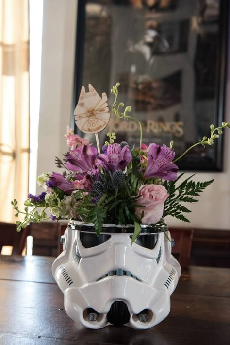 Star Wars Wedding Decorations, Boda Star Wars, Star Wars Wedding Ideas, Star Wars Themed Wedding, Decoracion Star Wars, Star Wars Wedding Theme, Nerd Wedding, Geeky Wedding, Nerdy Wedding