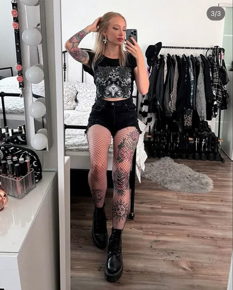 Rock Concert Outfit Fishnets, Misfits Concert Outfit, Metal Concert Outfits Women, Black Shorts And Fishnets Outfits, Sui̇ci̇deboys Concert Outfits Women, Dark Edgy Tattoos, Rock Fest Outfit, Alternative Bar Outfits, Hardcore Concert Outfit