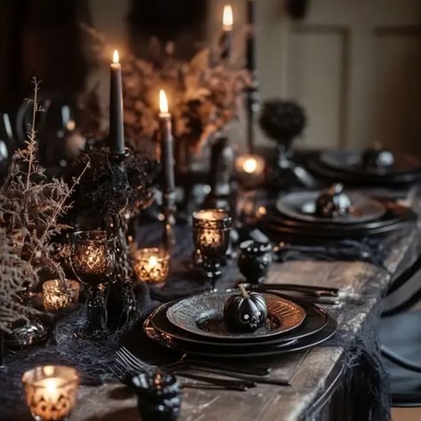 Spooky Halloween Table Settings for a Dinner Party - Recipes Time Goth Table Setting, Witchy Dinner Party, Gothic Table Setting, Haunted Victorian Mansion, Dark Christmas Decor, Gothic Dinner Party, Christmas Decor Aesthetic, Witchy Winter, Gothic Dinner