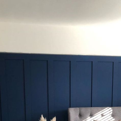 Dark Blue Living Room Panelling, Dark Blue Panelling Bathroom, Navy Wall Molding, Navy Blue Paneling, Navy Blue Panelling Bedroom, Blue Panelling Bathroom, Half And Half Bedroom, Navy Panelling Living Room, 2 Toned Walls