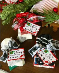 Simple, budget friendly gifts for teachers. neighbors and friends with FREE printable tags Budget Friendly Christmas Gifts, Christmas Gifts For Teachers, Christmas Socks Gift, Teacher Holiday Gifts, Appreciation Gifts Diy, Coworkers Christmas, Free Printable Tags, Coworker Gifts, Easy Budget