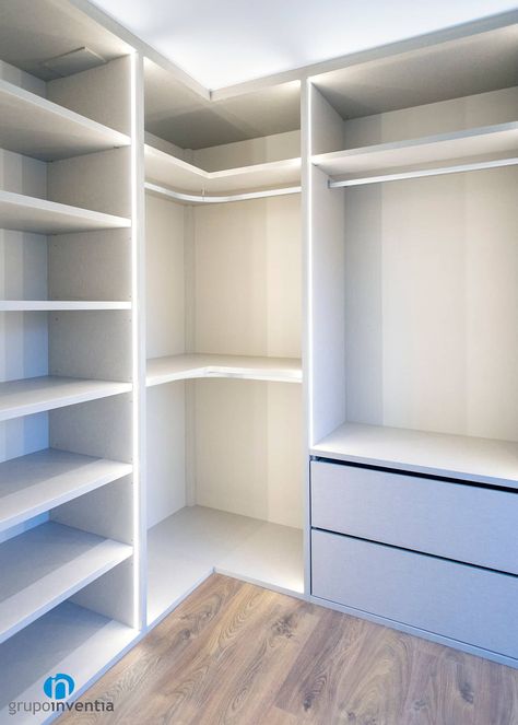 Vestidor vestidores de estilo moderno de grupo inventia moderno compuestos de madera y plástico | homify Dressing Room Closet, Bedroom Cupboards, Dream Closet Design, Closet Design Layout, Closet Renovation, Bedroom Cupboard Designs, Wardrobe Interior Design, Closet Layout, Wardrobe Room