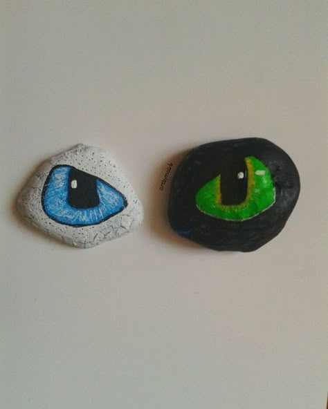 How To Train Your Dragon painted eye stones. Artbyma66 Httyd Crafts, Dragon Birthday Party, Diy Dragon, Dragon Birthday Parties, Dragon Eyes, Train Dragon, Dragon Crafts, Light Fury, Dragon Birthday