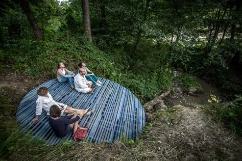 the cantilevered wooden disc is placed on a fallen tree that gives the piece a slight angle pointing towards the trickling stream, providing a quiet destination for introspection. Urban Furniture, City Garden, Forest Park, Contemporary Landscape, Land Art, Elba, Urban Landscape, Autumn Trees, Public Space