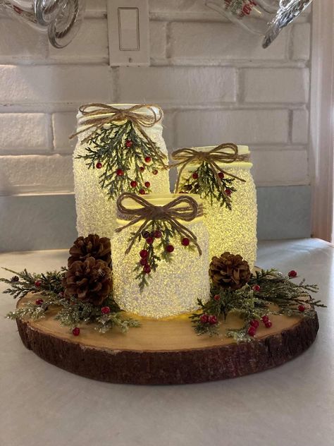 Christmas Table Center Peice, Lazy Susan Decorating Ideas On Counter, Christmas Decor Ideas Mason Jars, Winter Projects For Adults, Christmas Time Decorations, Diy Jars Ideas, Country Christmas Crafts, Joululahjat Diy, Christmas Centerpieces Cheap