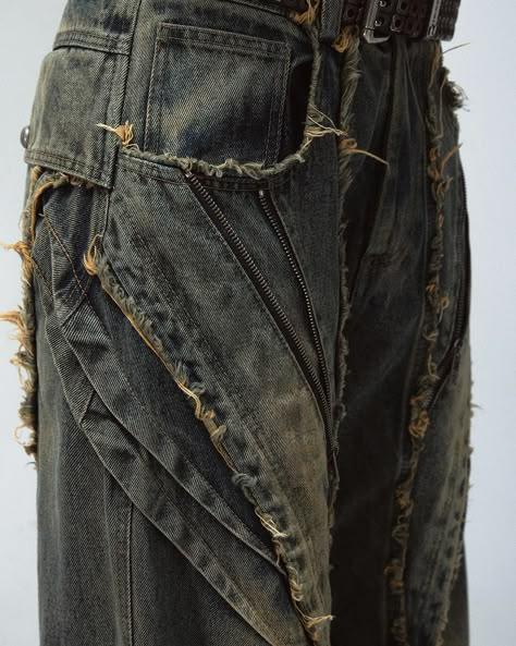 Deconstructed Washing Denim Jeans . Unisex Haevy Duty Denim . #peoplestyle24ss #denimjeans #washingjeans #distressedjeans Denim Deconstruction Fashion, Denim Washing Effect, Bleach Denim, Deconstruction Fashion, Trousers Details, Destructed Jeans, Diesel Denim, Bleached Denim, Denim Patchwork