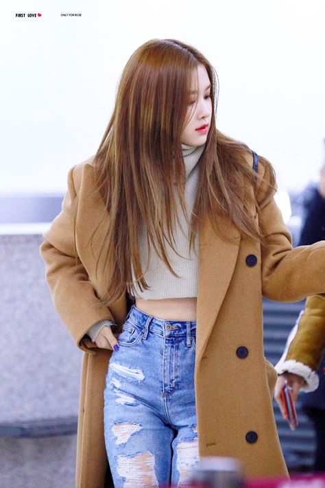 Chaeyoung Airport, Parkchaeyoung Blackpink, Korean Airport Fashion, Rose Park, Rose Icon, Rose Style, Park Chaeyoung, Kim Jisoo, 가을 패션