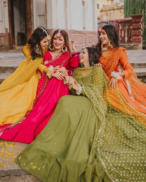 Mehndi Dress For Bridesmaid, Haldi Dress For Bride Sister, Shadi Photoshoot, Dress For Bride Sister, Haldi Dress For Bride, Pakistani Bridesmaids, Party Poses, Ceremony Outfit, Haldi Ceremony Outfit