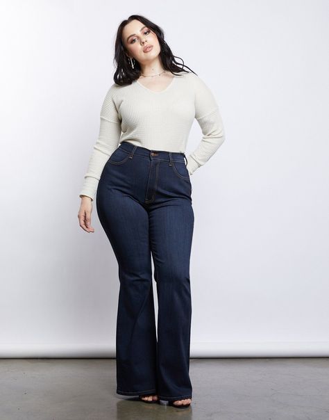 Plus Size Bottoms, Mid Size Flare Jeans Outfits, High Rise Jeans Outfit Curvy, Flare Jeans Plus Size Outfit, Outfits For Petite Curvy Women, Pear Body Type Outfits, Plus Size Flare Jeans Outfits, Flared Jeans Plus Size, Plus Size 70s Fashion