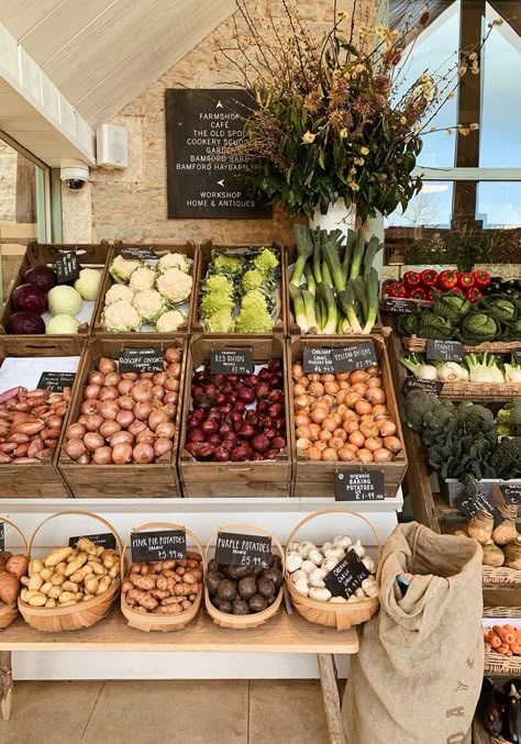 Daylesford Organic, Farm Market Ideas, Warwickshire England, Fruit And Veg Shop, Farmers Market Stand, Uk Countryside, Farmers Market Display, Organic Baking, Grocery Store Design