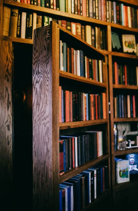 Speakeasy Bookcase, 1920s Speakeasy Bar, Speakeasy Bar Entrance, Dark Academia Speakeasy, Small Speakeasy Bar, Speak Easy Theme, Speakeasy Entrance Ideas, Bookcase Bar Ideas, Western Library