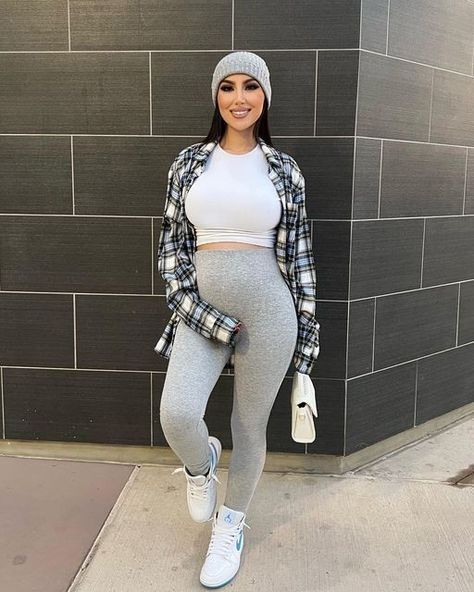 Latina Maternity Outfits, Sports Maternity Outfit, Cute Prego Outfits Winter, Outfits When Pregnant, Cute Pregnancy Outfits For Winter Casual, Black Jumpsuit Pregnant Outfit, Cute Mommy Outfits, Pregnant Clothes Aesthetic, Fashion Maternity Outfits