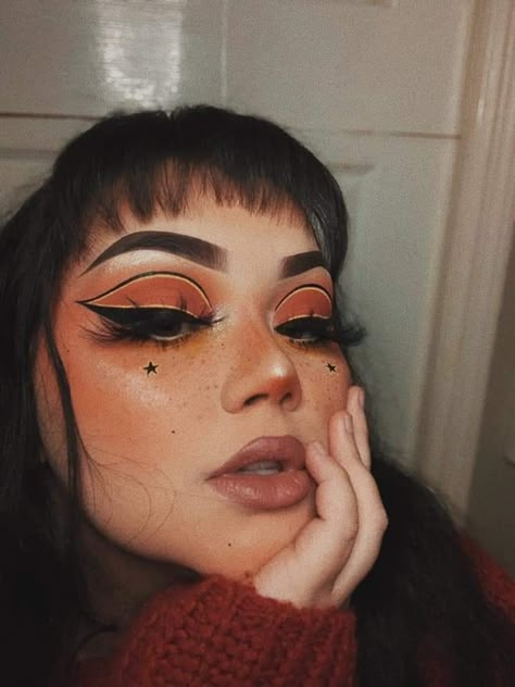 Cute Fall Eyeshadow Looks, Fun Makeup Ideas Brown Eyes, Moody Eye Makeup, Fall Inspired Makeup Looks, Fall Goth Makeup, Fall Grunge Makeup, Fun Eyeshadow Looks Brown Eyes, Orange Goth Makeup, Fall Inspired Makeup