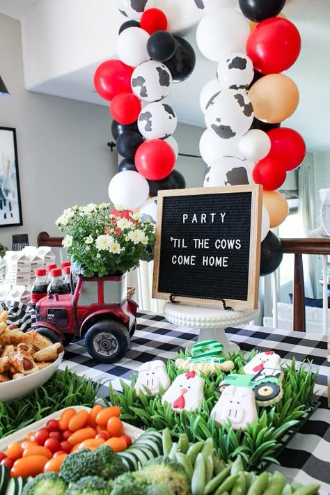 Cow Birthday Parties, 2nd Birthday Party For Boys, Barnyard Birthday Party, Farm Theme Birthday, Farm Baby Shower, Farm Animals Birthday Party, Farm Themed Birthday Party, Rodeo Birthday, Cow Birthday