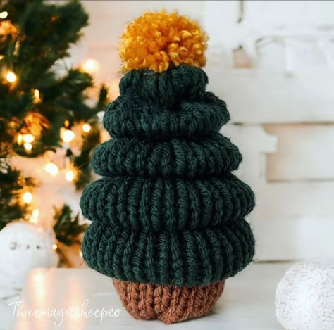 Free Pattern: Little Christmas Tree Addi Knitting Machine Projects, Christmas Tree Knitting Pattern, Circular Knitting Machine Patterns, Circular Knitting Patterns, Addi Machine, Knitting Machine Ideas, Baby Hats Knitting Free, Christmas Knitting Projects, Crochet Machine