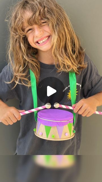 Linda on Instagram: "Beat the drum! A step-by-step reel to making your own toy drum. This project requires very few skills to make but will receive a cheerful standing ovation -or better yet, a well-deserved drum roll! Materials:  Poké bowl Colored paper Pompon  Satin ribbon Paper straws Wooden balls Glue and Scissors Hope you enjoy it!  #diycrafts #reuso #sustentabilidade #kidscraftsideas  #brinquedodesucata #diytoys #criança #theartofslowliving #ministylemag #sustainablecraft #wearethehomemakers #diyideas #partyideasforkids #bastelnmitkindern  #summeractivities #simplycraft #letskeepkidsbusy #cardboardcrafts #wearecardboardfolk #backtoschoolcraft #backtoschool" Diy Drums For Kids, Diy Instruments For Kids, Drum Craft, Diy Drum, Diy Drums, Instrument Craft, Rockin Around The Christmas Tree, Toy Drum, Drums For Kids