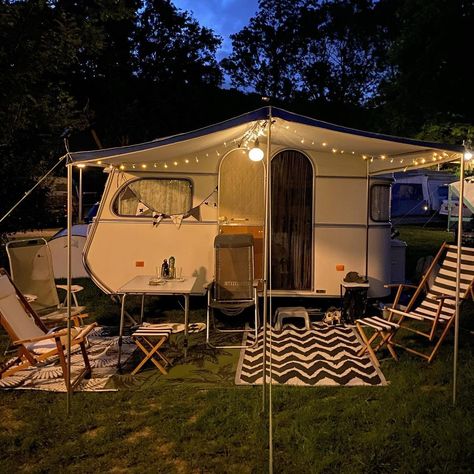 Camper Trailer Aesthetic, Caravan Life Aesthetic, Caravan Aesthetic, Caravan Garden, Cosy Tent, Caravan Living, Caravan Home, Cozy Camping, Caravan Decor