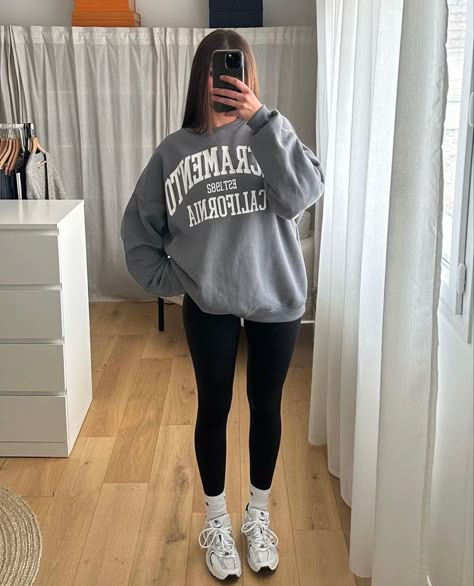 Casual Outfits New Balance, Leggings Jumper Outfit, Big Sweater Outfit With Leggings, Leggings Big Tshirt Outfit, Oversized Hoodie Leggings Outfit, Leggings Crewneck Outfit, Baggy Leggings Outfit, Leggings And Baggy Shirt, Oversized Crew Neck Outfit