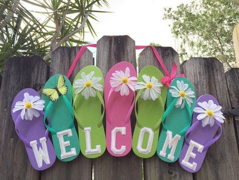 flip flop welcome sign Tropisk Fest, Fall Pallet Signs, 2024 Beach, Couronne Diy, Flip Flop Craft, Flip Flop Wreaths, Summer Decorations, Fiesta Tropical, Signs Diy