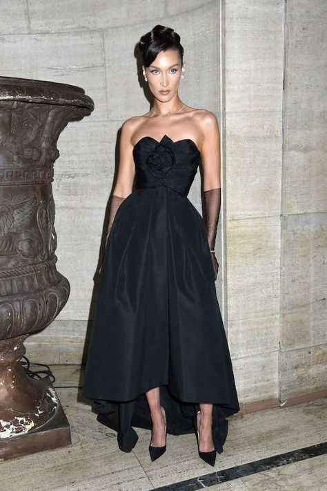 Celebrities In Black Dresses, Dior Strapless Dress, Vintage Dior Black Dress, Celebrity Black Dress Red Carpet, Iconic Dior Dress, Dior Dress Aesthetic, Dior Iconic Dress, Bella Hadid Red Carpet Dresses, Goth Red Carpet