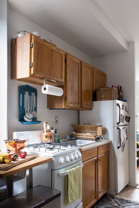 Here four designers share the smartest ways to make your rental kitchen feel more like home. Decorating Apartment, Apartment Hacks, Rental Kitchen, Small Apartment Kitchen, Kitchen Makeovers, Trendy Apartment, Rental Apartment, Decor Ikea, Apartment Rental